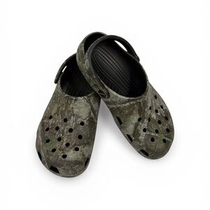 🆕 Crocs real tree camouflage slip on shoes size women’s size 9 men’s size 7